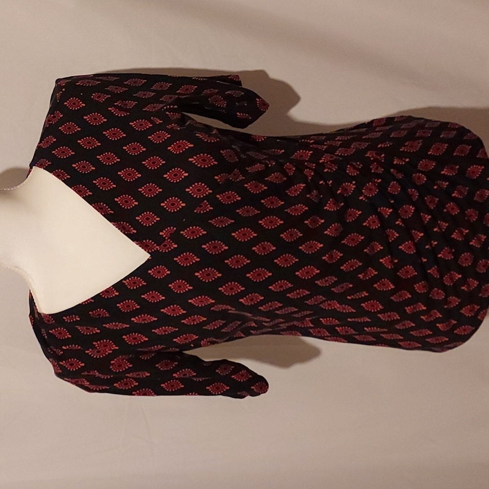Dana Buchman short sleeve v-neck top. Size Petite Large
